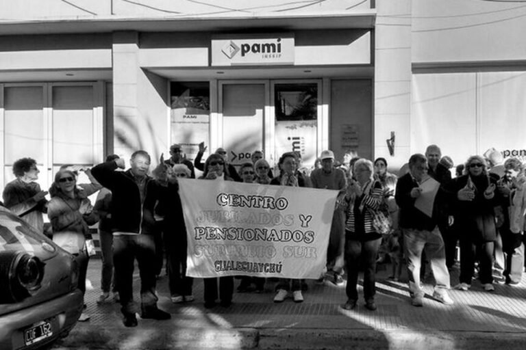 Jubilados de Gualeguaychú protestan por el corte de medicamentos del PAMI