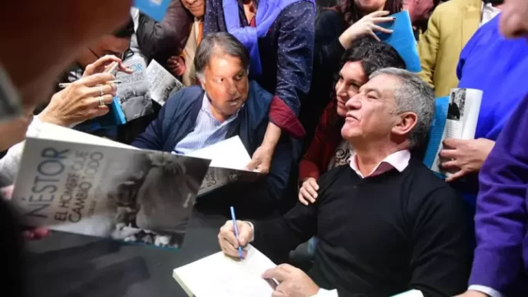 Urribarri llega con el libro de Néstor Kirchner a Gualeguay, Villaguay y La Paz